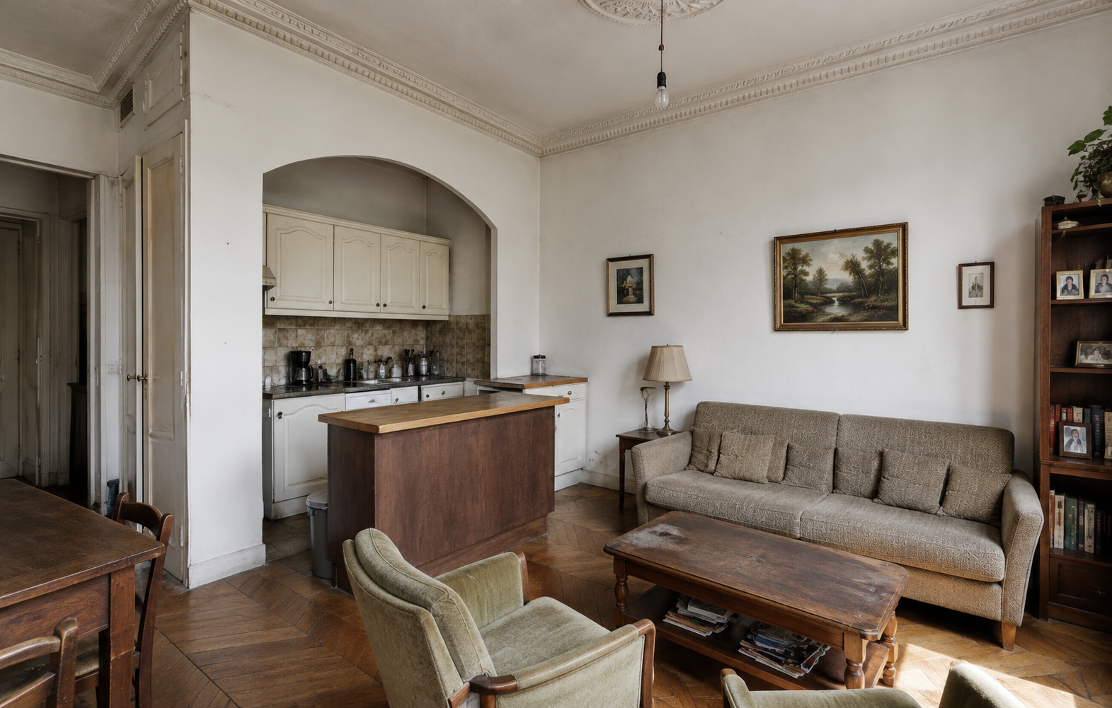 Salon et cuisine avant rénovation d'un appartement parisien, mobiliers ancien.