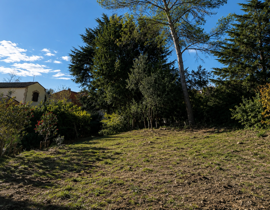 Terrain nu dans le sud de la France avant construction.