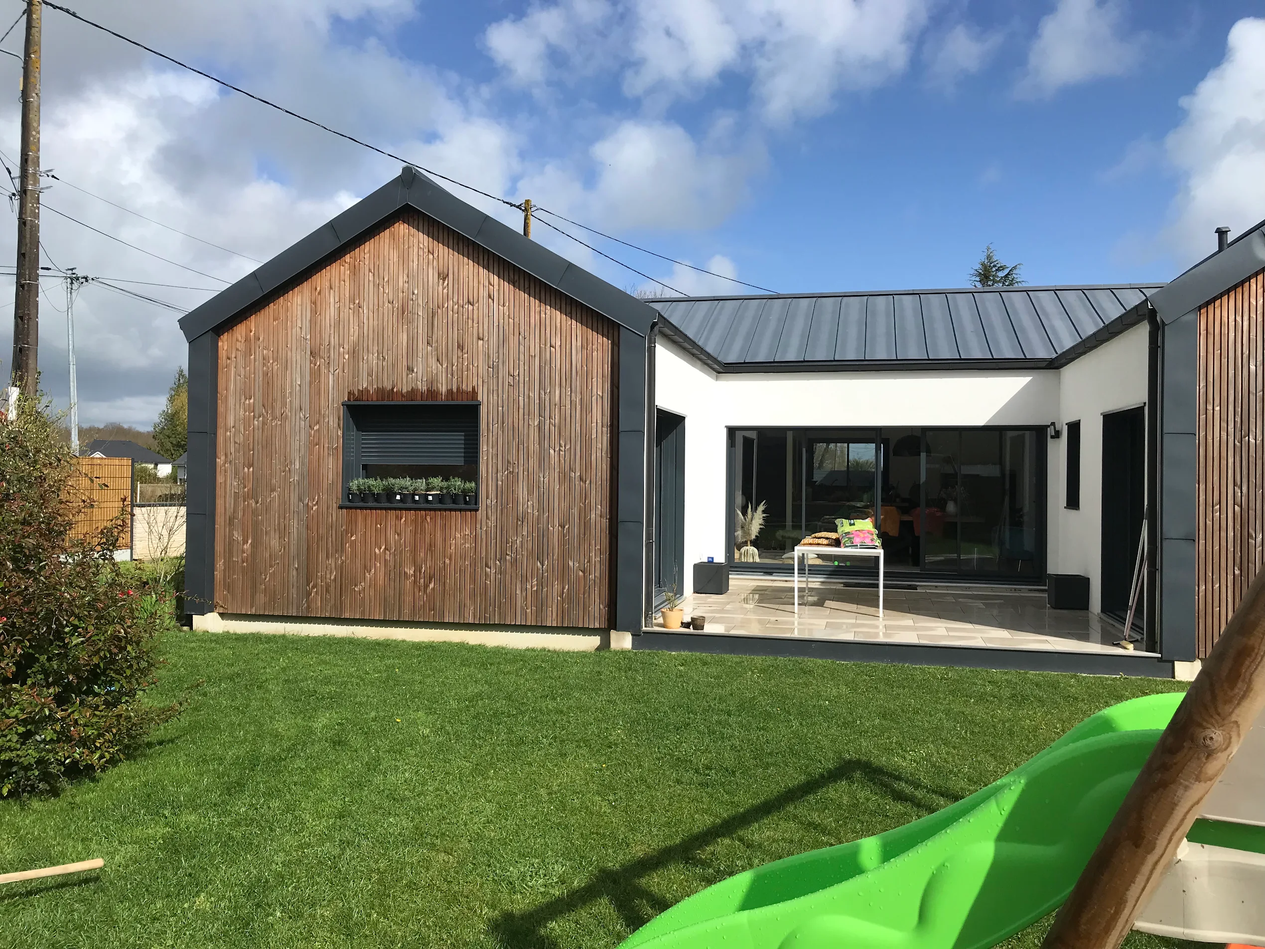 Maison d'architecte moderne avec une ossature en bois, un ilot central, construite récemment.